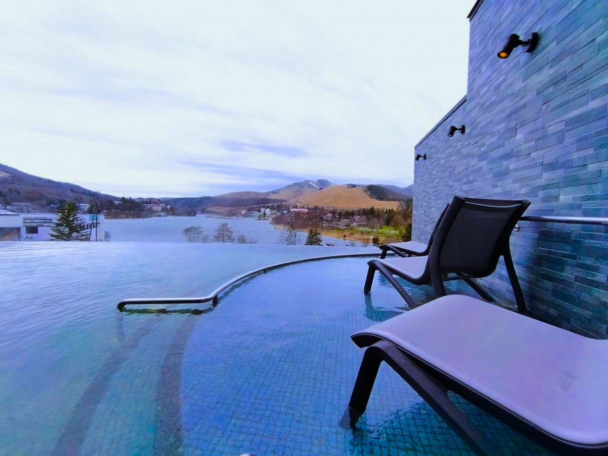 天空の大パノラマ！男女一緒に楽しめるサウナ＆天然温泉露天風呂「湖天の湯」｜白樺リゾート 池の平ホテル