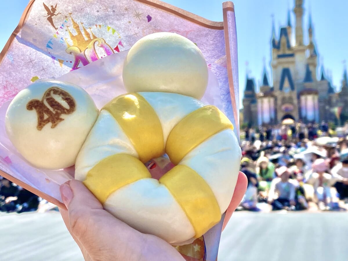 【東京ディズニーリゾート現地速報】40周年限定の「ミッキーうきわまん」実食！2つの味が楽しめる！