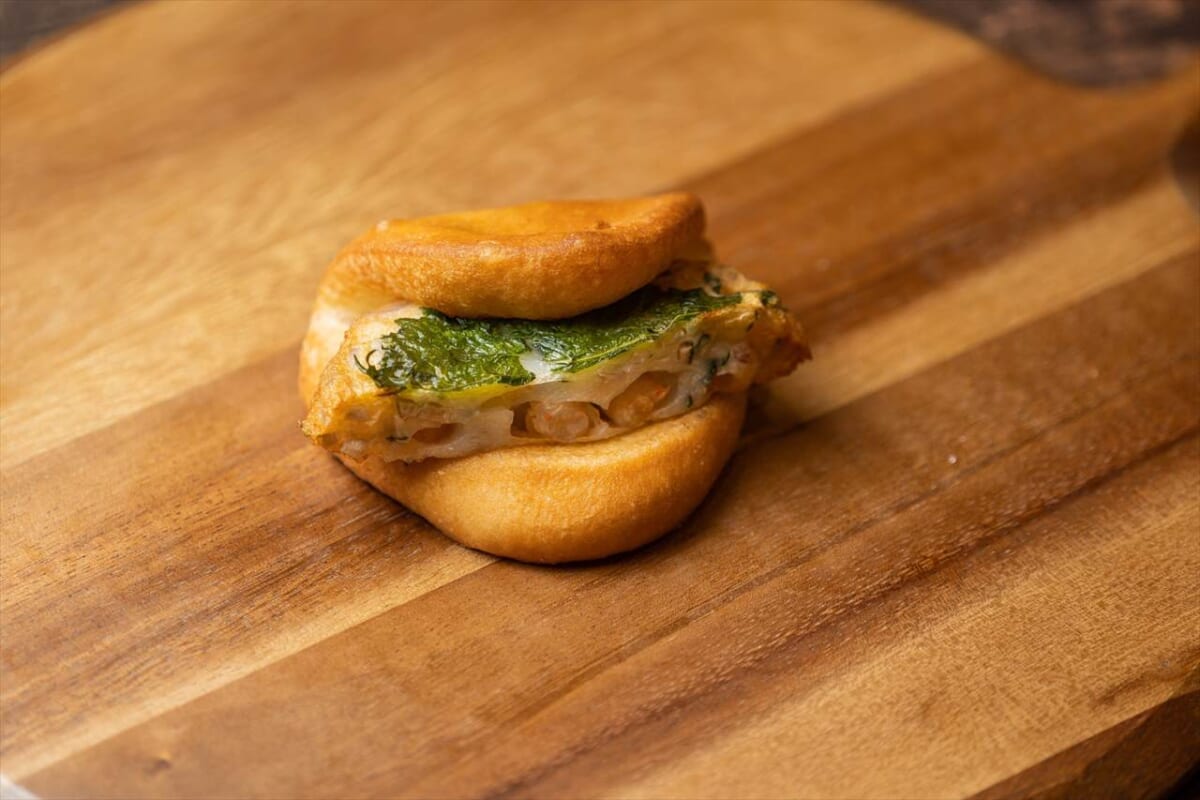 【大阪】累計販売数15万食突破の大人気商品が初コラボ！「えびしそレンコン天サンド」登場